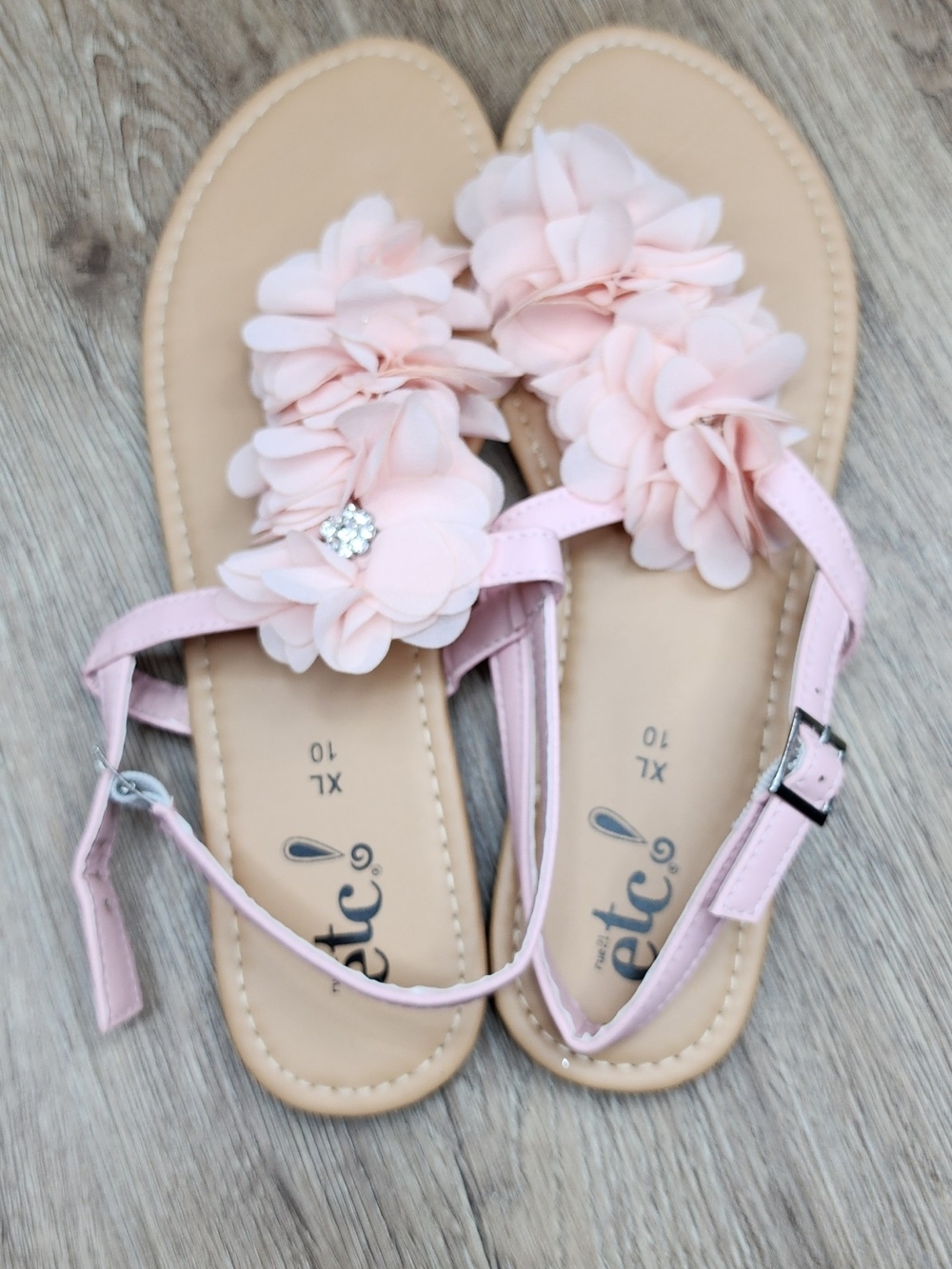 NWT rue21 Light Peach Floral Rhinestone Sandals Size 10